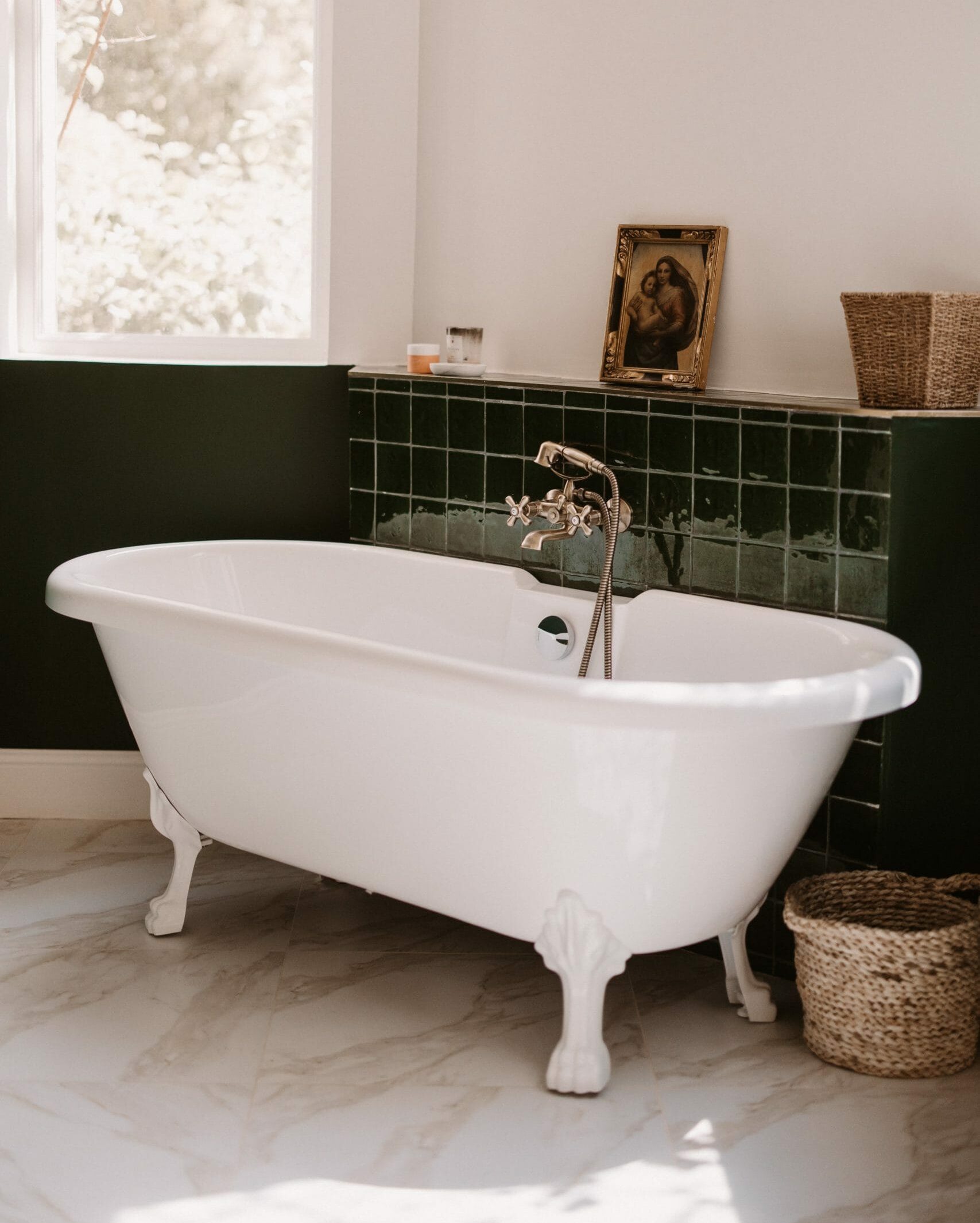 bain blanc avec mur en carrelage vert derrière