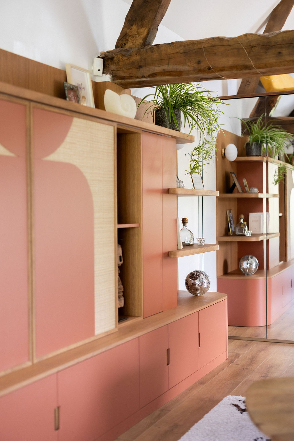 vue sur l'espace de rangement en bois du salon